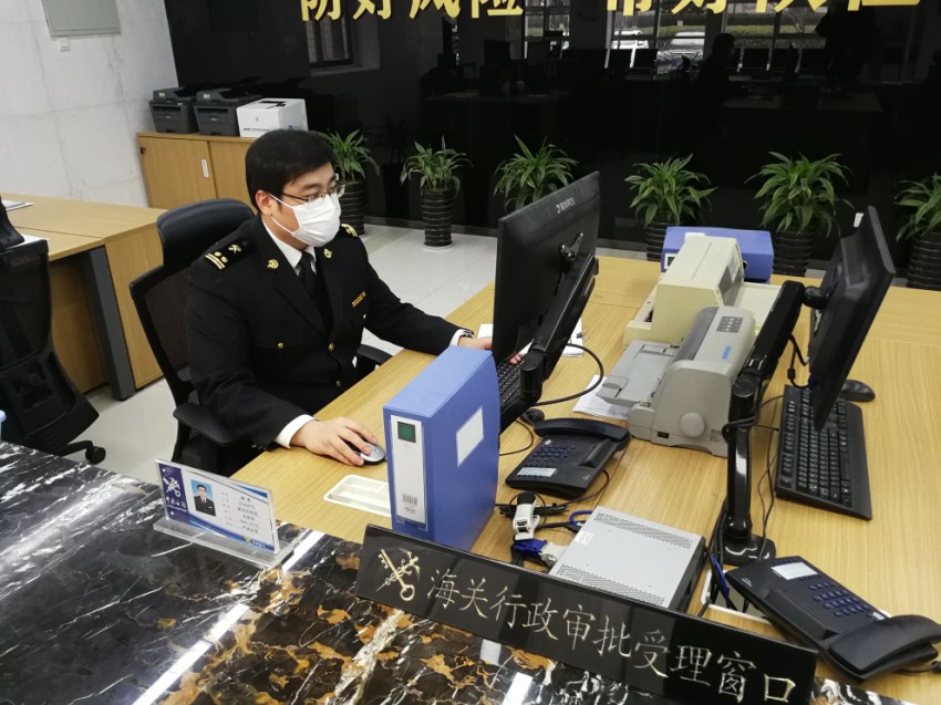 厂报关员丁燕在网上申办了一般原产地证书,经海关工作人员审核通过后