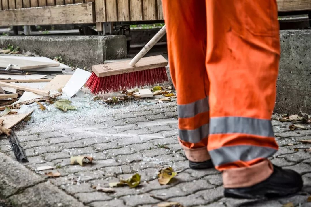 #新周刊#疫情下的环卫工：每天准时给病了的城市洗个澡