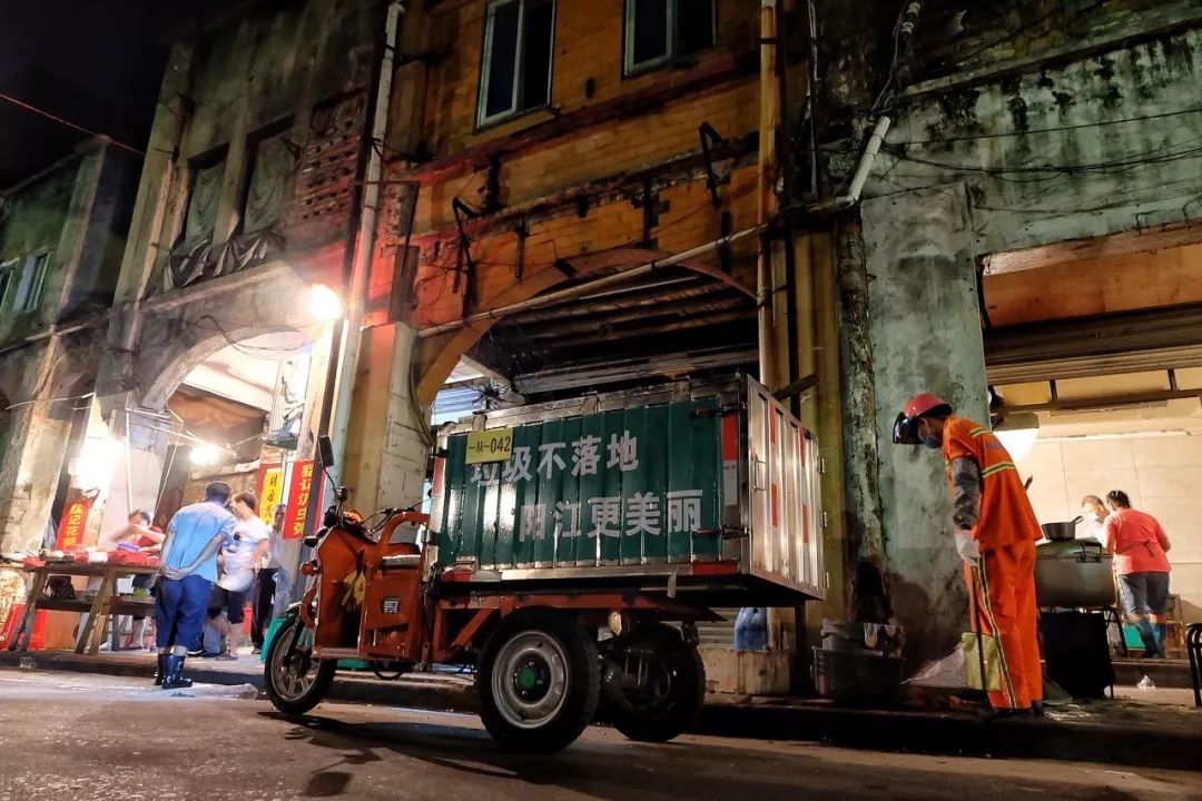 #新周刊#疫情下的环卫工：每天准时给病了的城市洗个澡