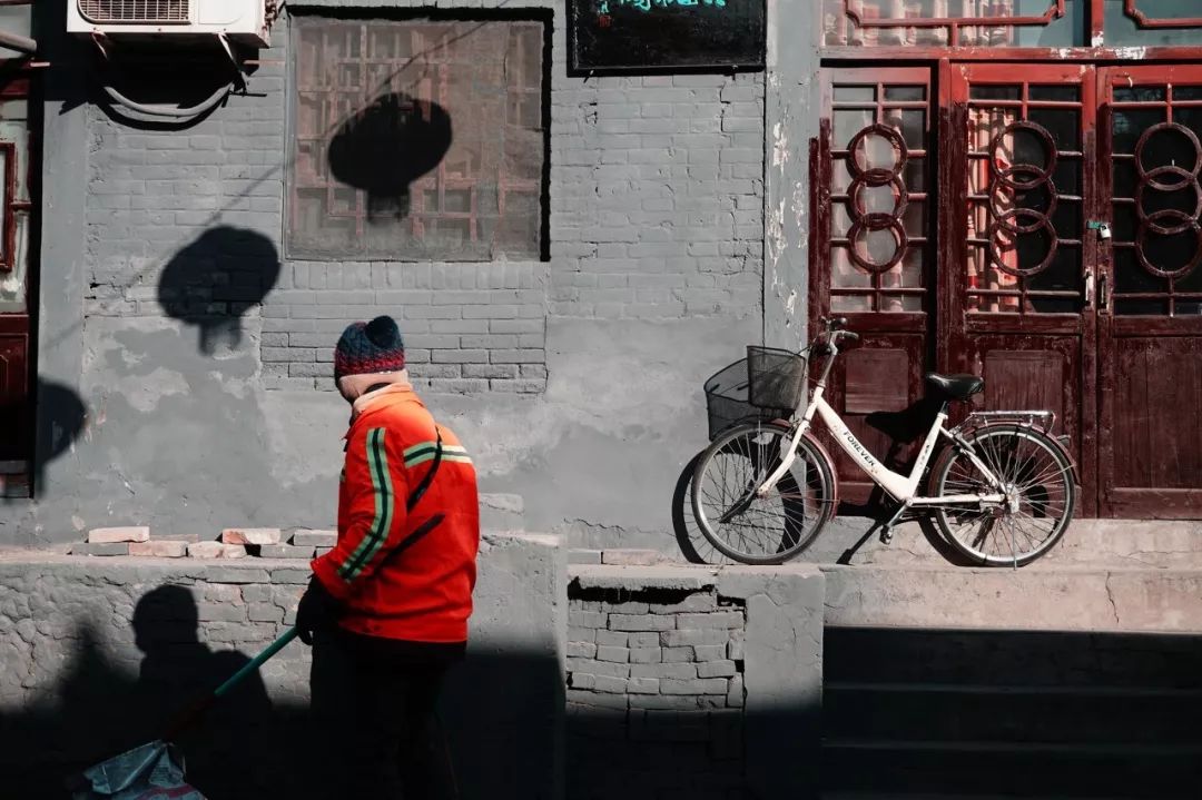 #新周刊#疫情下的环卫工：每天准时给病了的城市洗个澡