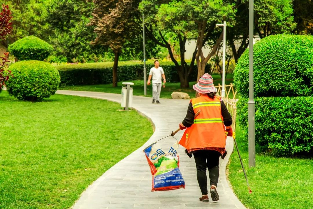 #新周刊#疫情下的环卫工：每天准时给病了的城市洗个澡