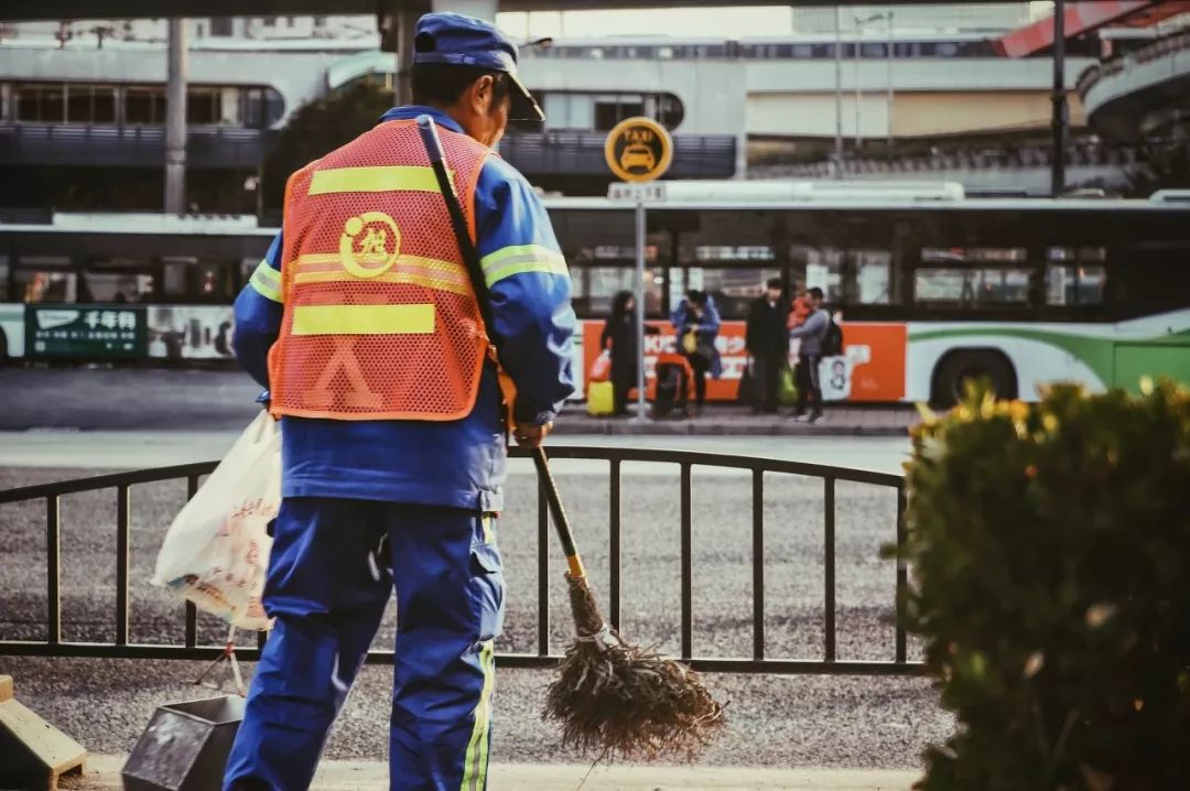 #新周刊#疫情下的环卫工：每天准时给病了的城市洗个澡