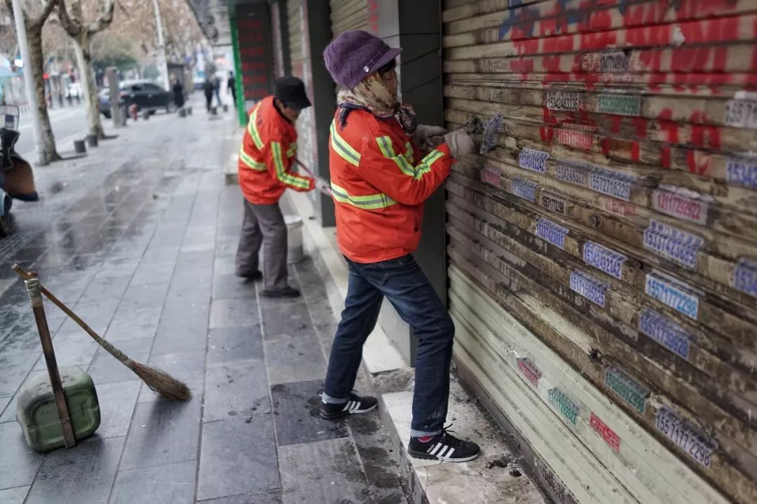 #新周刊#疫情下的环卫工：每天准时给病了的城市洗个澡