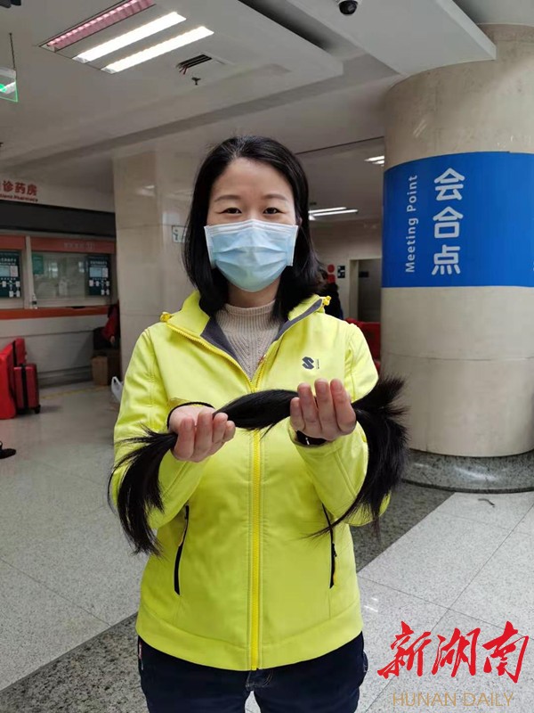 华声在线：去武汉前 丈夫亲手为她剪去长发