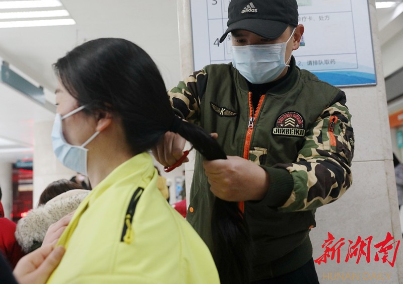 华声在线：去武汉前 丈夫亲手为她剪去长发