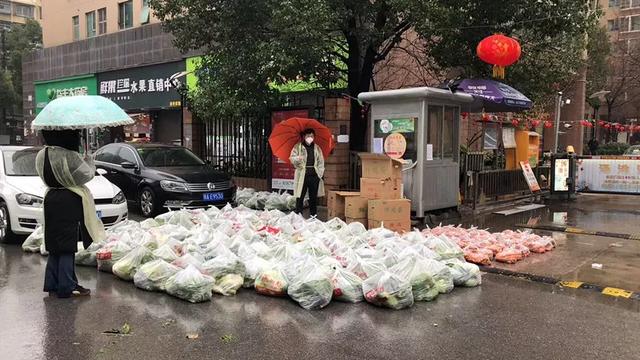 中国教育报■团购了蔬菜怎么去拿最安全有序？武汉这个小区的“领菜攻略”火了