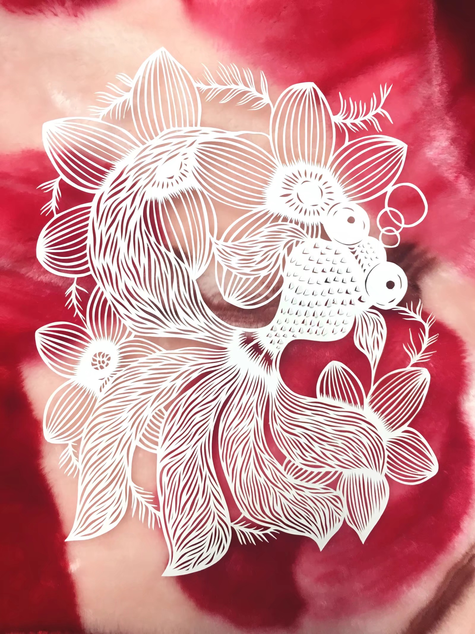 从中国美院玻璃造型艺术专业毕业后,她便回到家乡从事刻纸工作