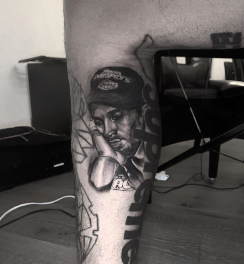 jr-史密斯的这个纹身和詹姆斯,浓眉哥的大不相同,他是直接将科比的