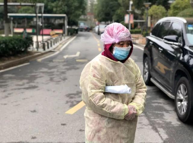 「南国今报」全网刷屏的90岁奶奶：我阳性也无所谓了，卖房也想让儿子活命