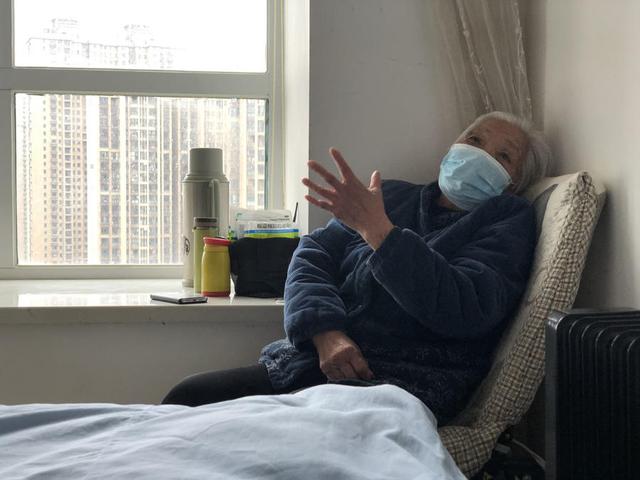 「红星新闻」九旬老人看护六旬染病儿子，是什么支撑起她的“硬核”