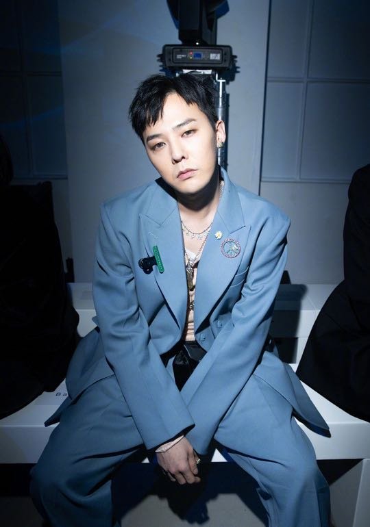 香奈儿男孩上线权志龙穿小香风外套现身背女款包包依旧帅气