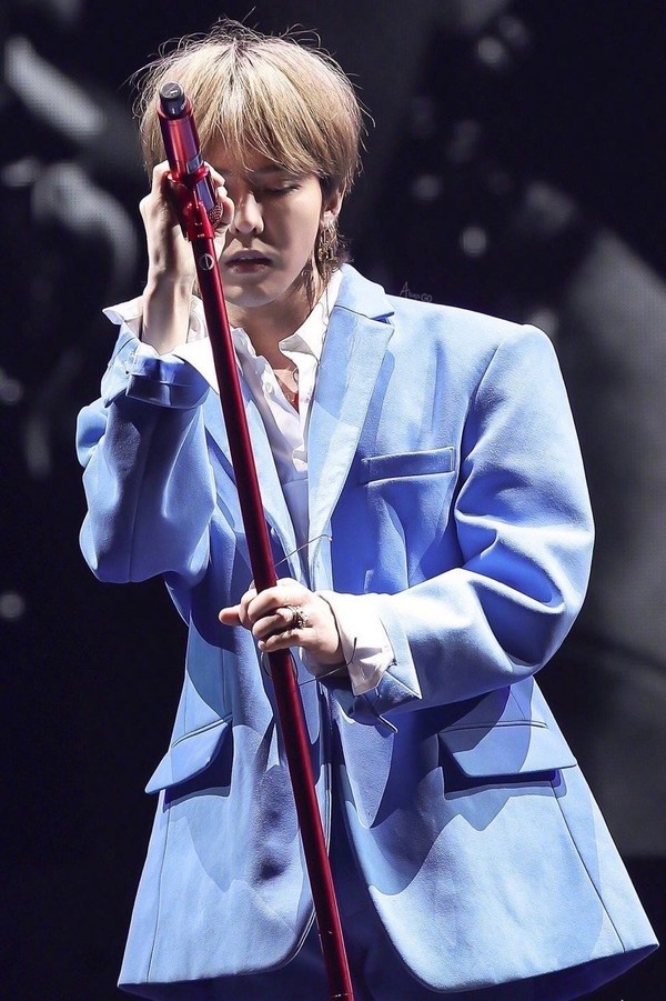 他的超强舞台秀,和那些非常优秀的音乐作品,最让人熟悉的《fantastic