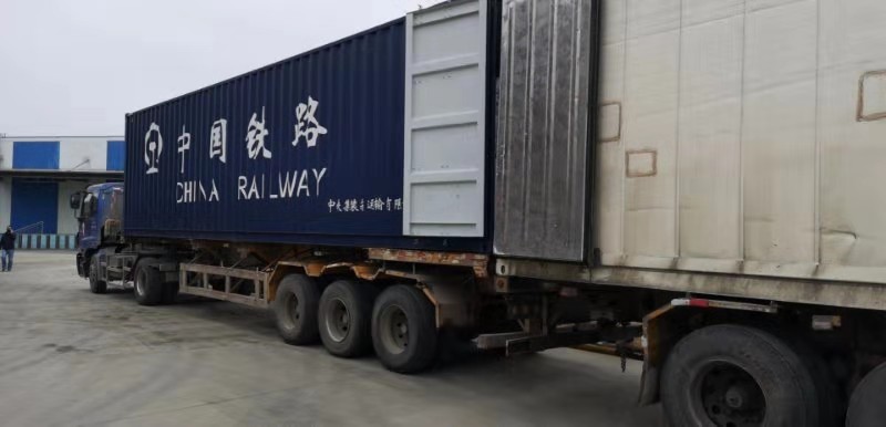 「经济日报」22600件棉大衣、16500床棉被等物资抵鄂 支援湖北省抗击疫情