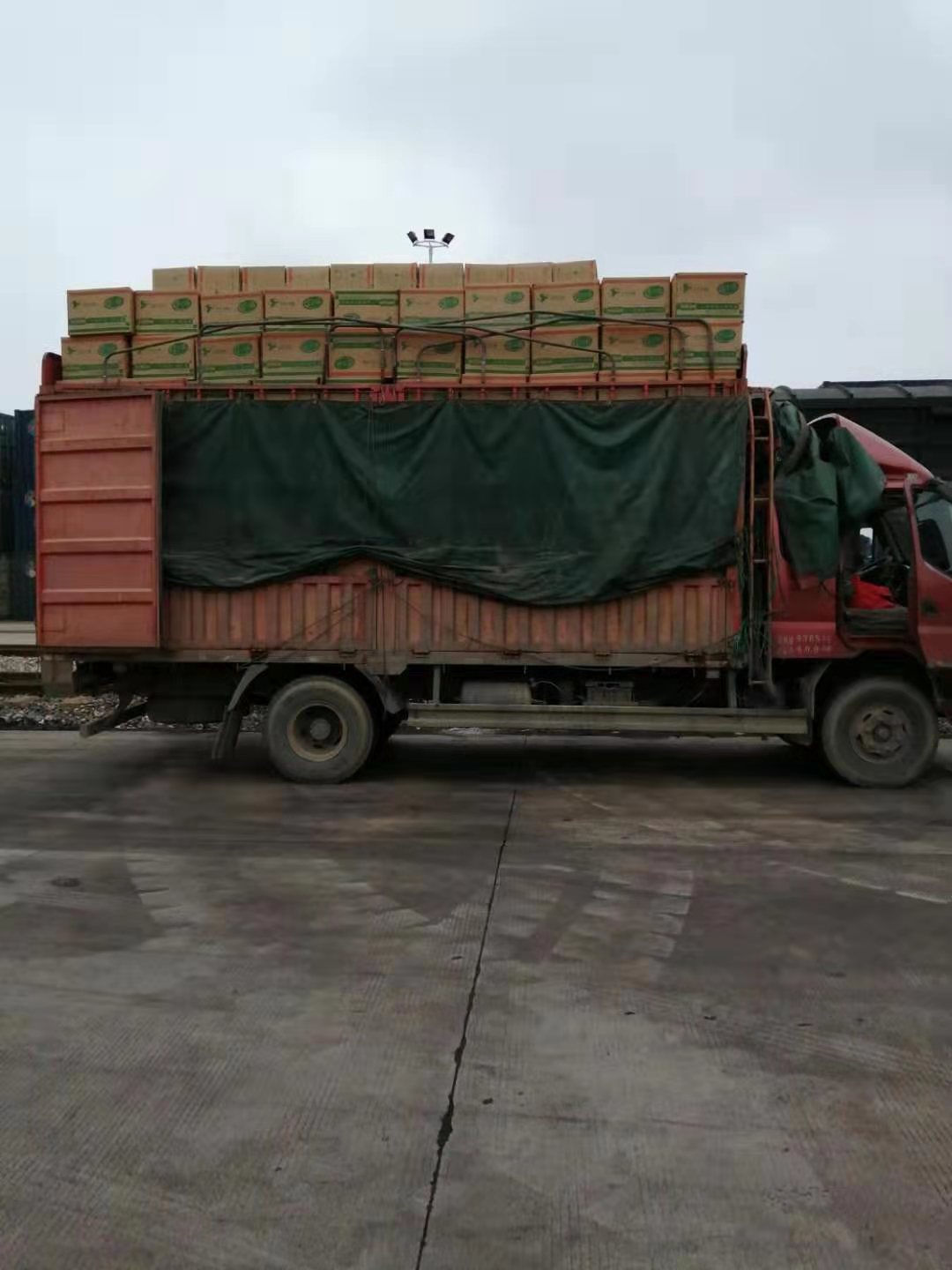 「经济日报」22600件棉大衣、16500床棉被等物资抵鄂 支援湖北省抗击疫情