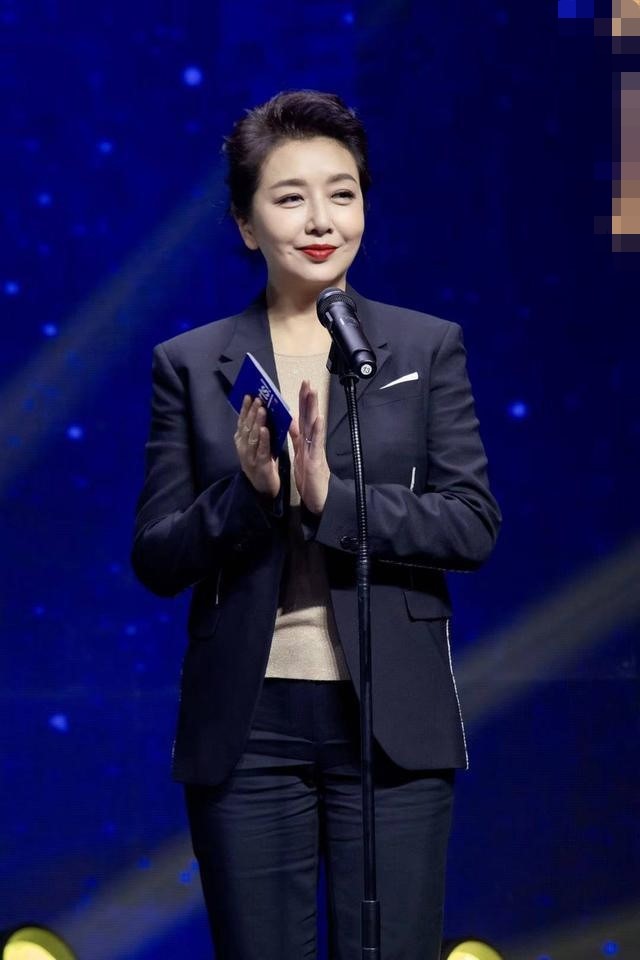 52岁江珊太会玩黑色西装内搭似裸穿却意外美得惊艳