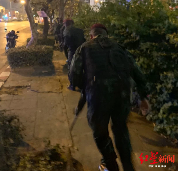 #红星新闻#泰国一士兵枪杀至少12人挟持16人，警方仍在抓捕中