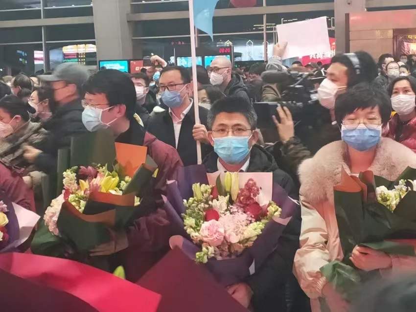 经济日报：元宵夜，辽宁500名医护人员乘4架包机飞赴武汉