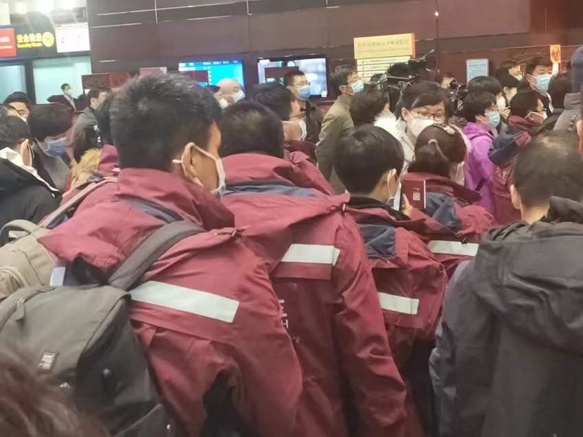 经济日报：元宵夜，辽宁500名医护人员乘4架包机飞赴武汉