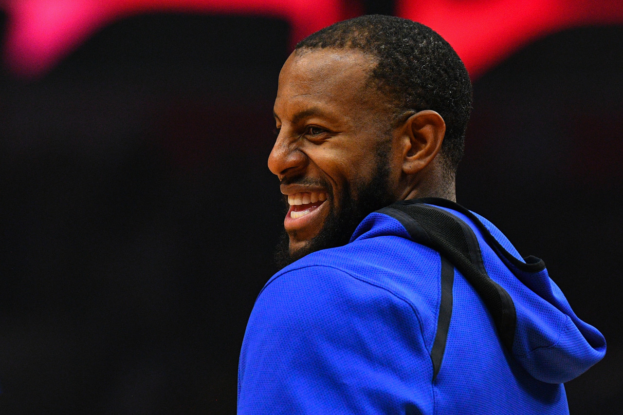 我们看到拉塞尔被交易到了森林狼,唐斯兴奋地拿着森林狼0号球衣去接机