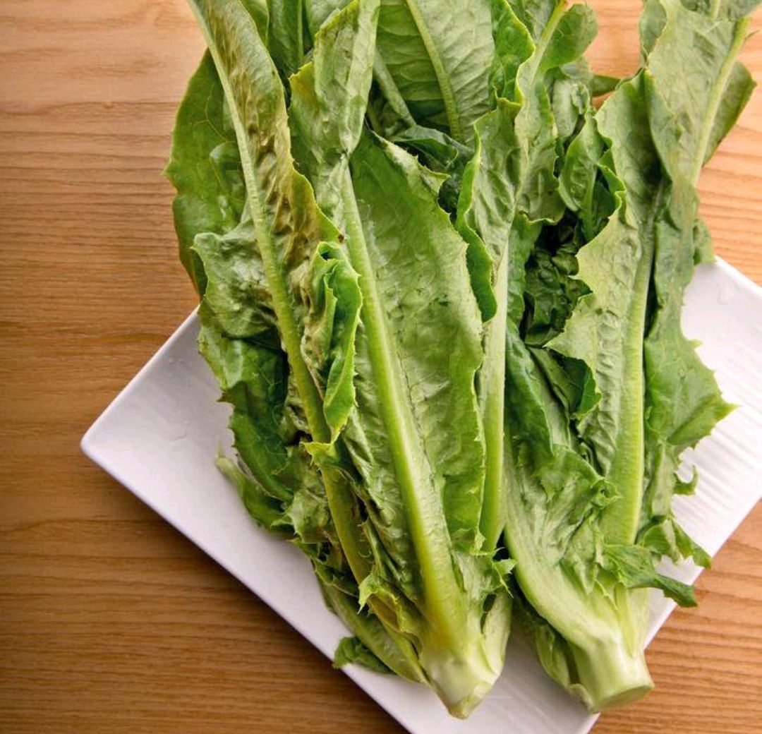 蒜苗微微地拍一下切段,芹菜切成段,凤尾(莴笋叶)切成片.