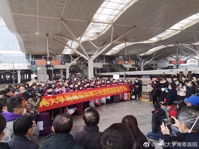 #武汉交通广播#莫名感动！这些“天团”会师武汉，机场偶遇互道加油