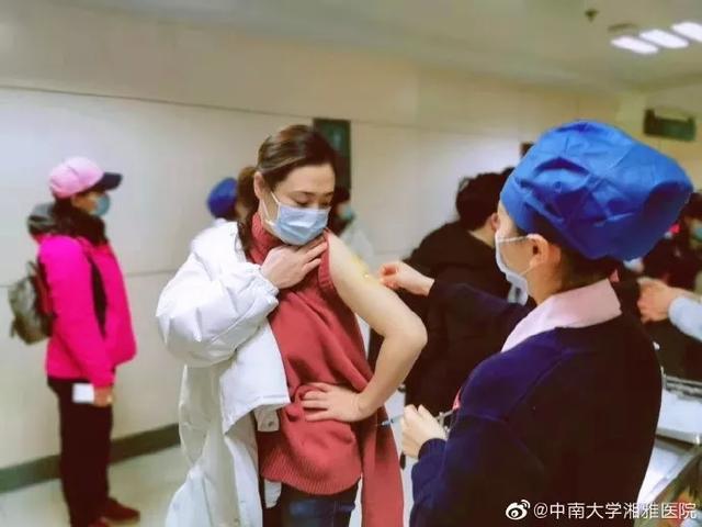 #武汉交通广播#莫名感动！这些“天团”会师武汉，机场偶遇互道加油