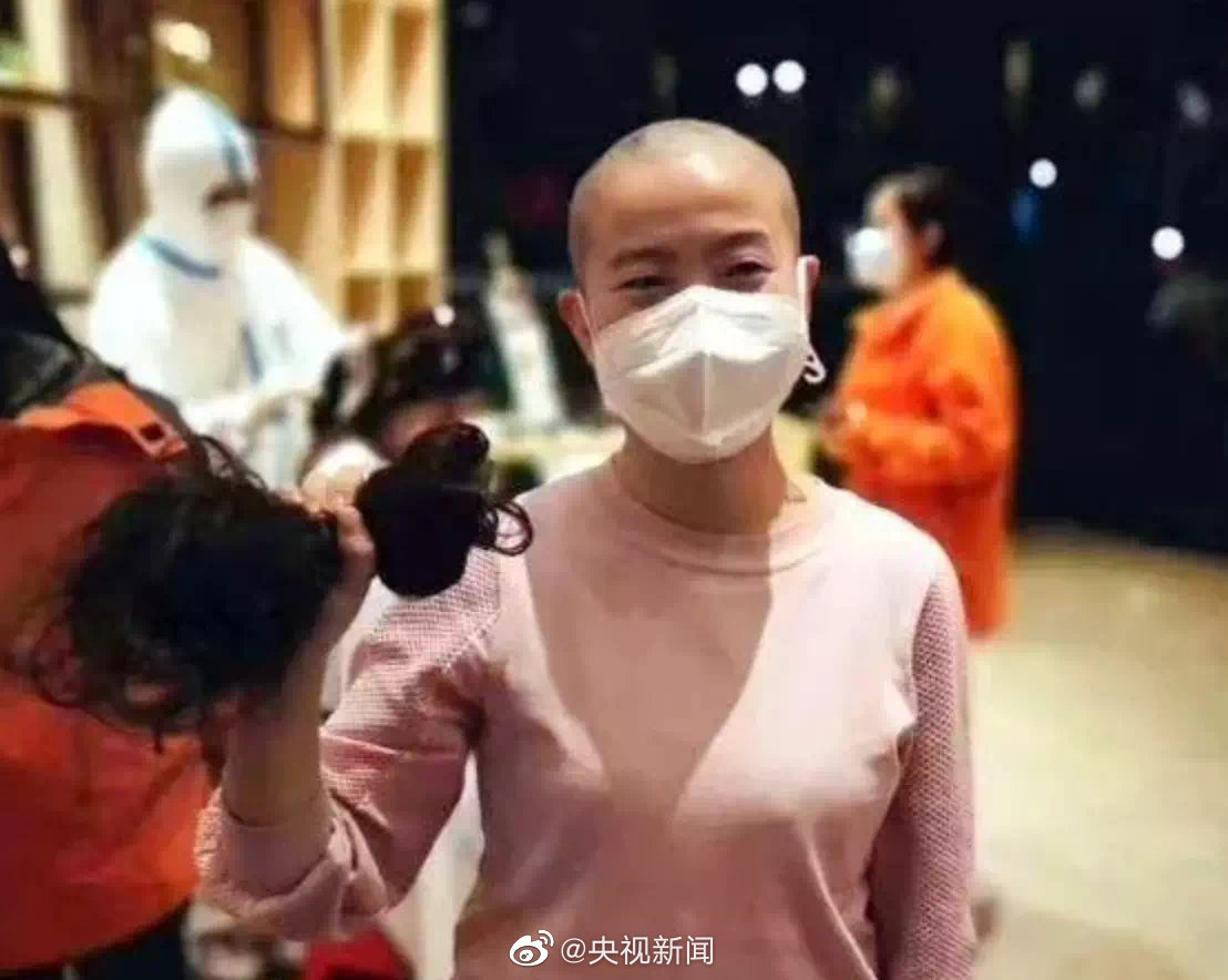 「环球时报」致敬！为方便穿防护服，西安医疗队女队员集体理平头和光头