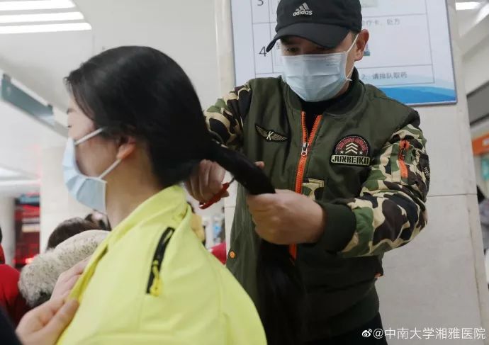 「人民日报」互喊加油，四大“天团”会师武汉！网友：王炸来了，中国必胜！