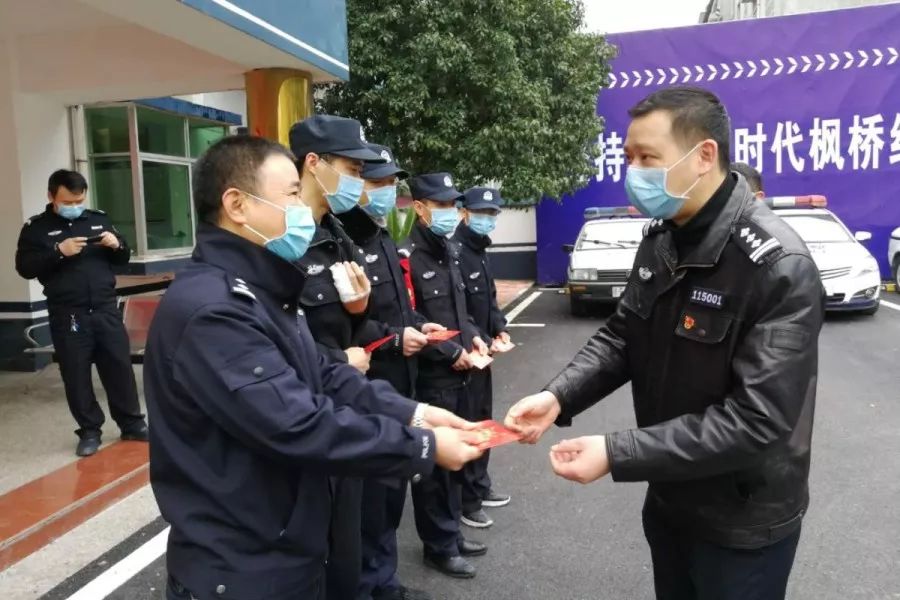 包芳蔚看望慰问疫情防控期间因公受伤民辅警