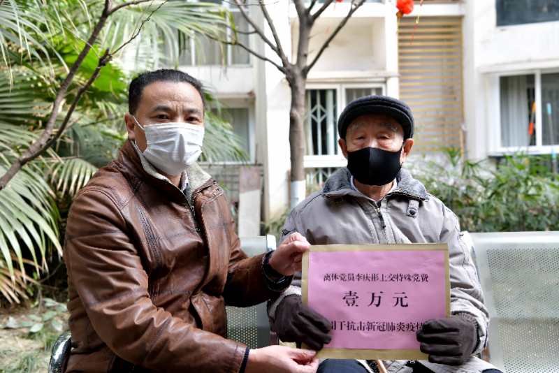 #红星新闻#3名“90后”老党员交30000元特殊党费