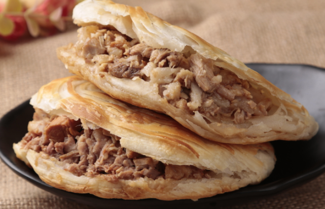 美味的肉夹馍里边肉质满满肥而不腻简直美味极了