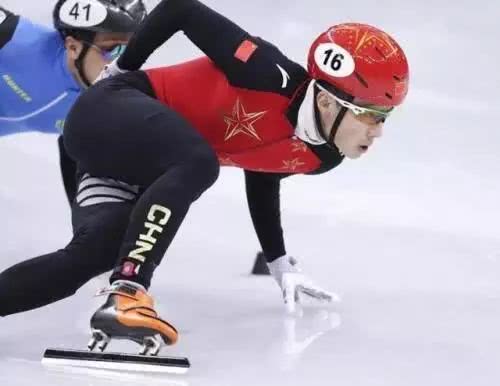 环球时报@世界冠军！中国小伙赛前比出“吃热干面”手势