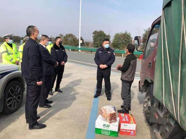 "感谢汉中交警的元宵"滞留汉中11天的湖北司机肖红兵过上元宵节