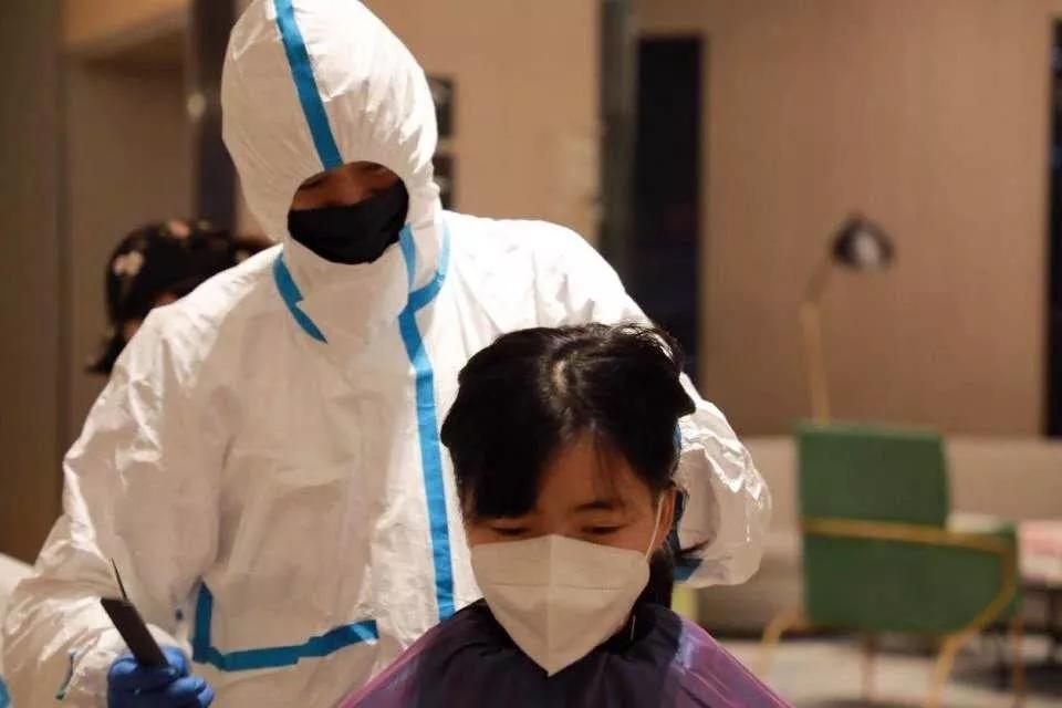 「经济日报」228名医护，集体理发！