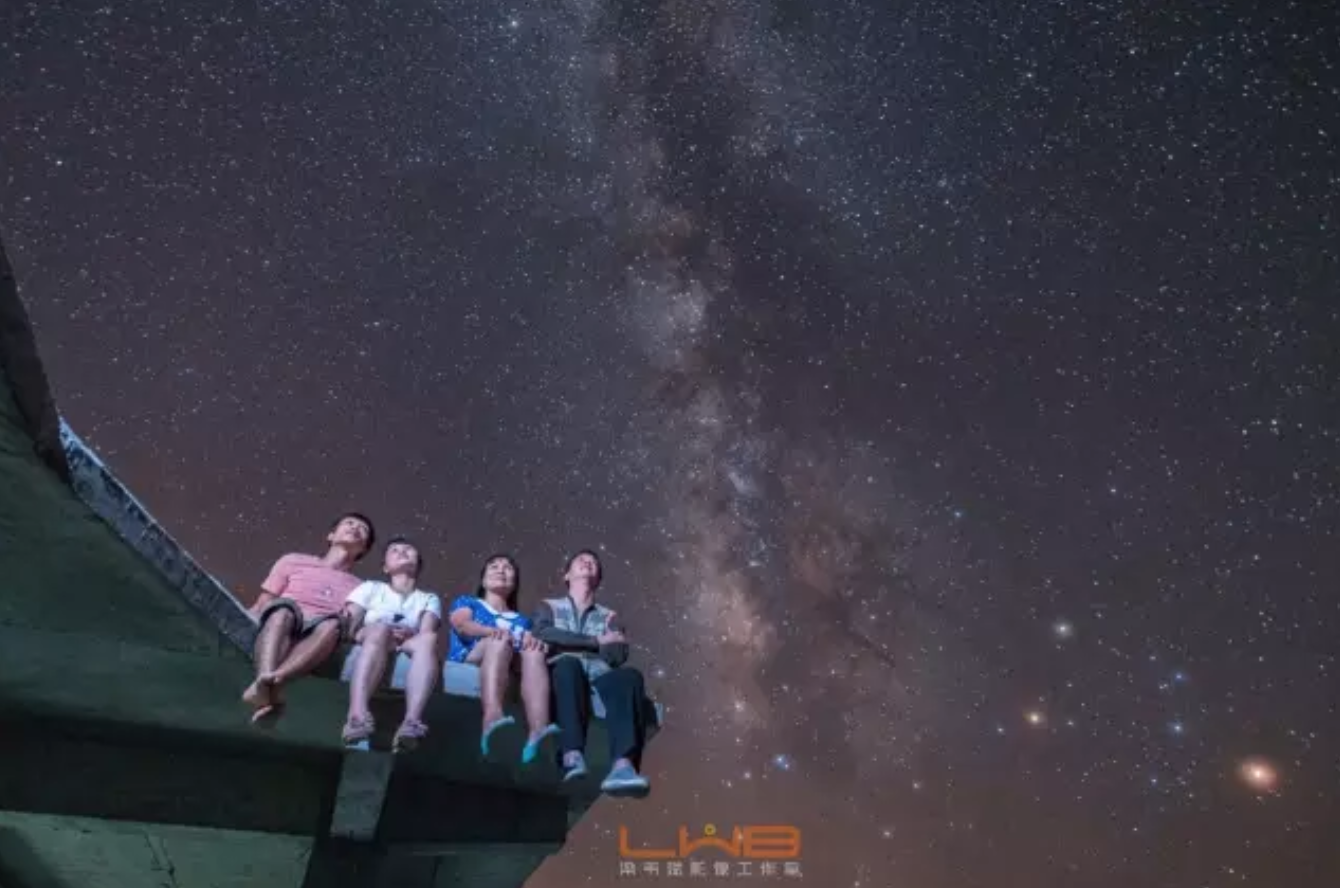 两夫妻的合影两夫妻合影竖直银河躺在房顶看星星一起数星星一起看星星