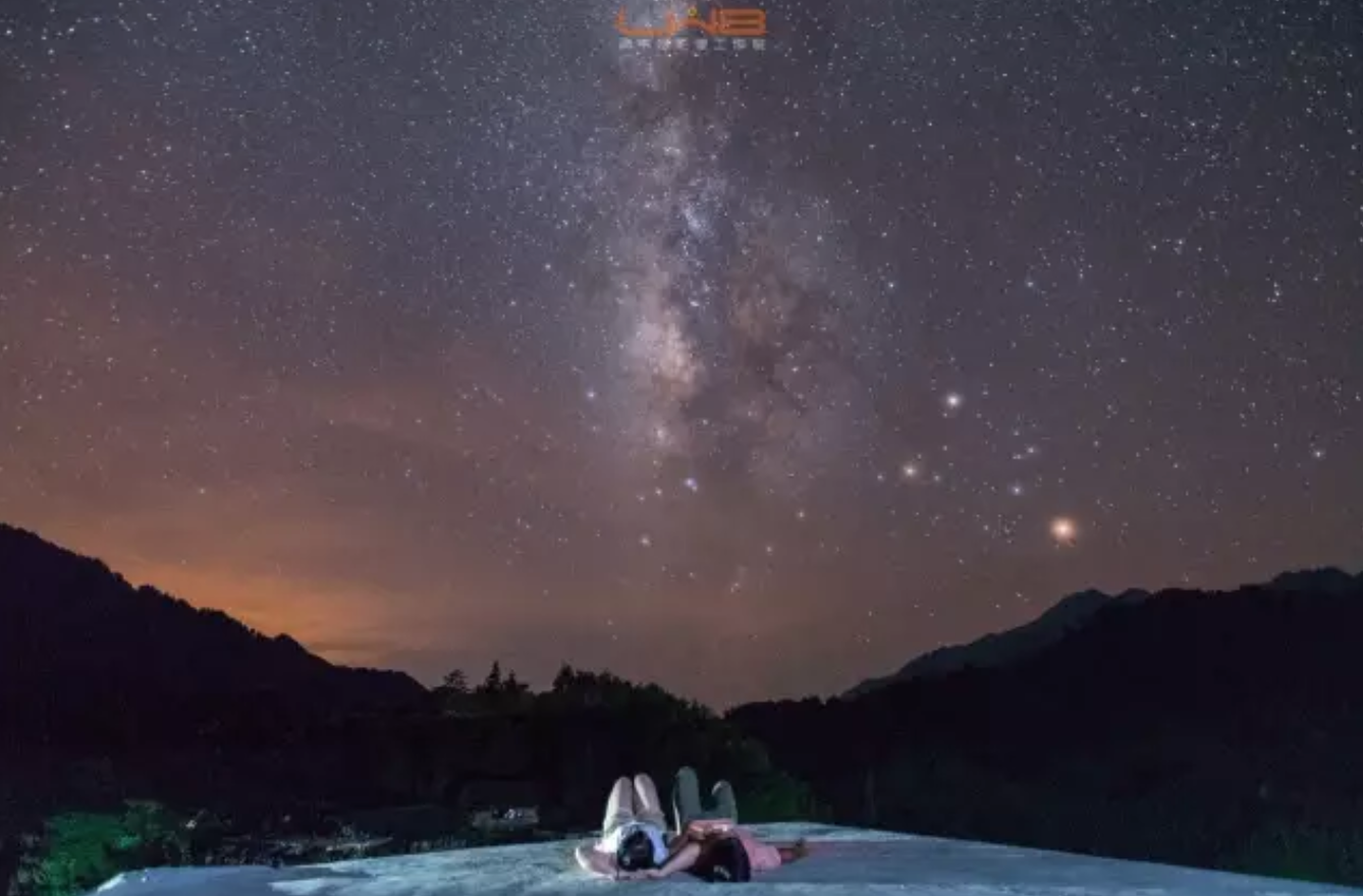 躺在房顶看星星