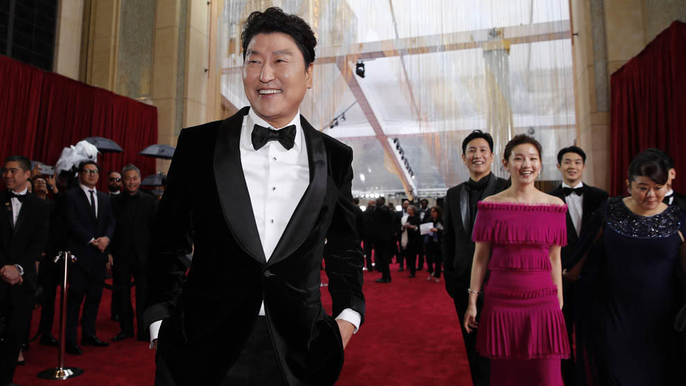 红星新闻@韩国历史上第一个奥斯卡奖《寄生虫》获最佳原创剧本奖