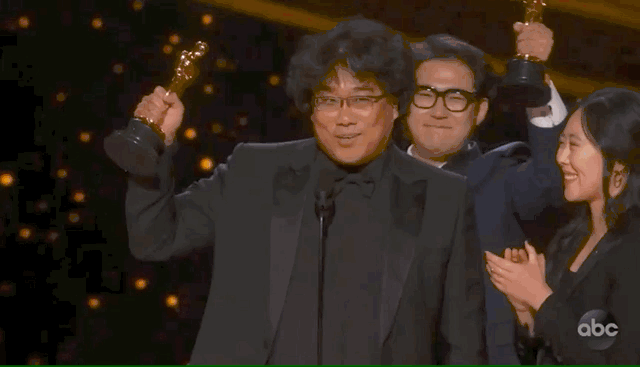 红星新闻@韩国历史上第一个奥斯卡奖《寄生虫》获最佳原创剧本奖