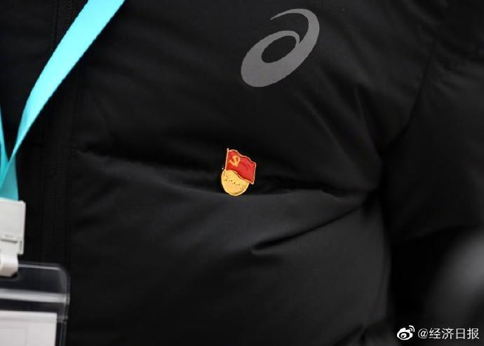 #经济日报#看！抗疫一线人员胸前那个闪亮的点