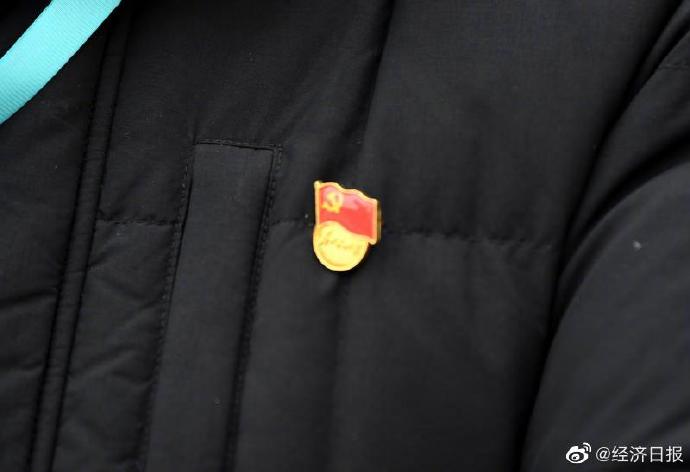 #经济日报#看！抗疫一线人员胸前那个闪亮的点