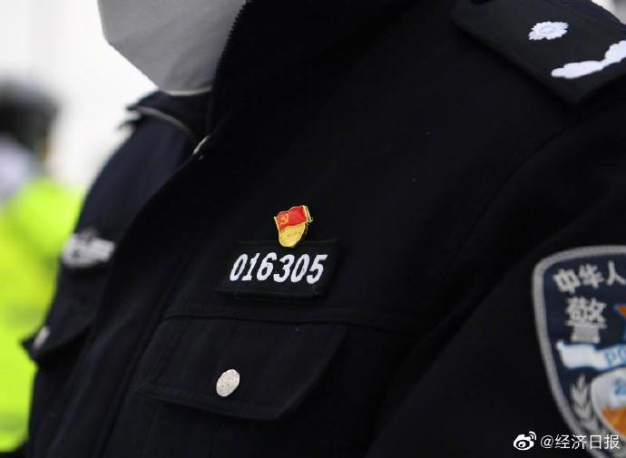 #经济日报#看！抗疫一线人员胸前那个闪亮的点
