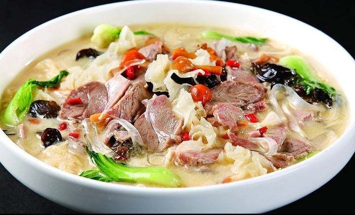 烩羊肉:这个烩羊肉是河南的特色名吃,在登封盛行,现在已经在河南地区