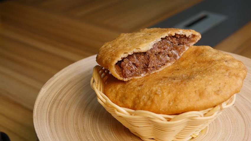 虎豹肉盒:这个是巩义回郭镇虎豹兄弟祖传,烧饼鼓肚中间空,又黄又脆,久