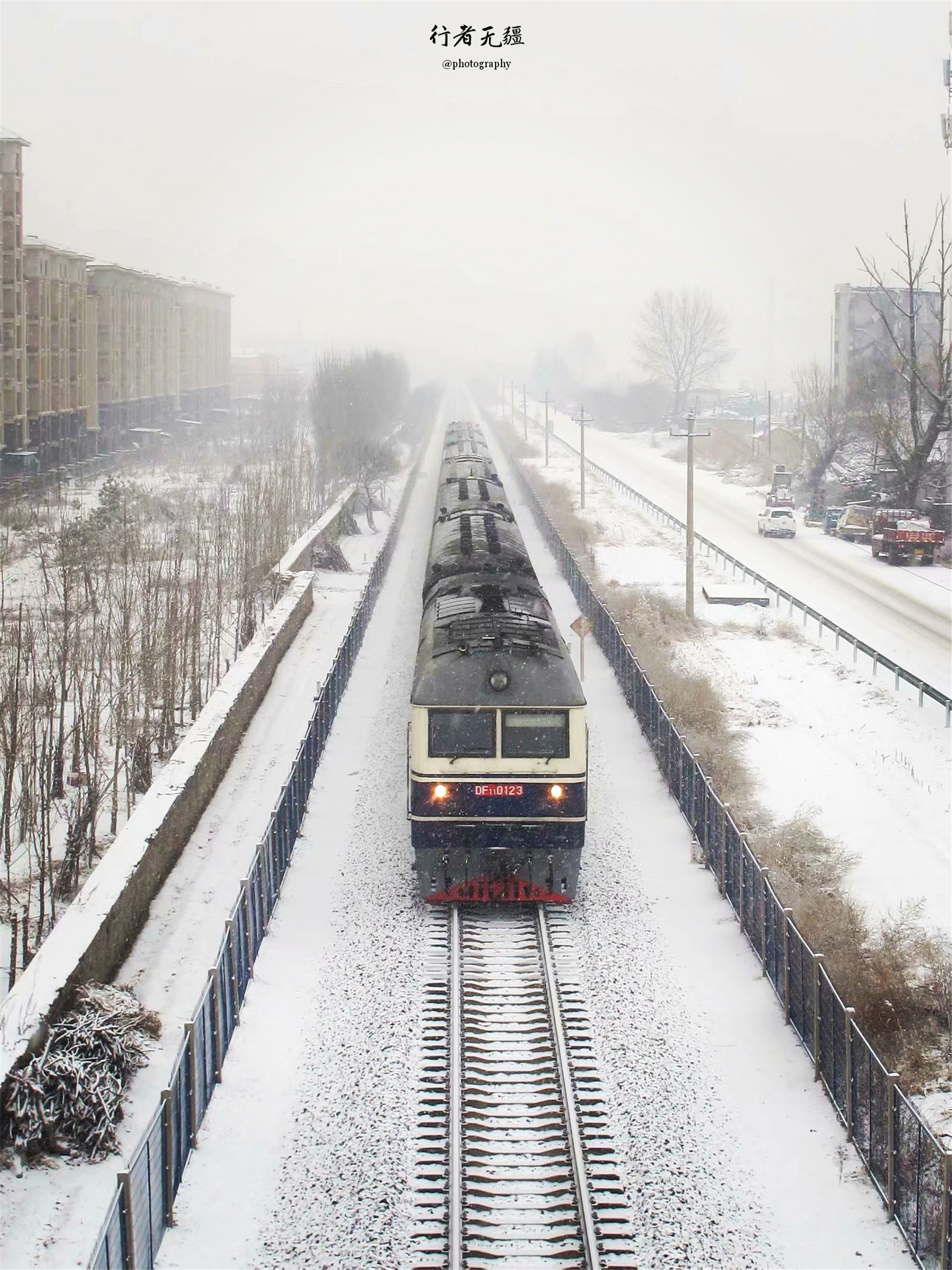跨越布尔哈通河迎雪开往朝鲜族自治州延边的df11内燃旅客列车