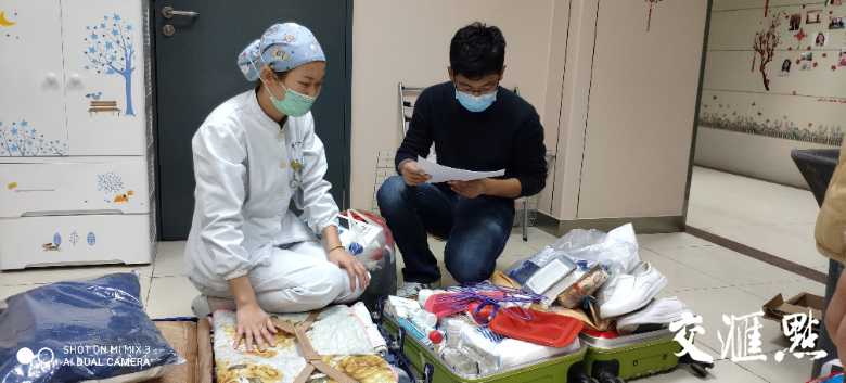 交汇点客户端■独家｜江苏第五批援湖北医疗队抵达第一夜：整理物资到凌晨四点