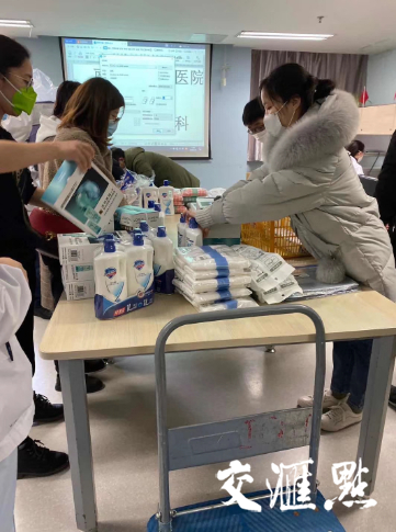交汇点客户端■独家｜江苏第五批援湖北医疗队抵达第一夜：整理物资到凌晨四点