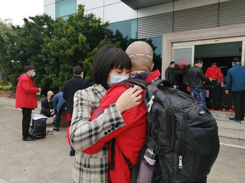 信息时报@出征前深情一抱，妻子含泪说：“放心，家里有我”