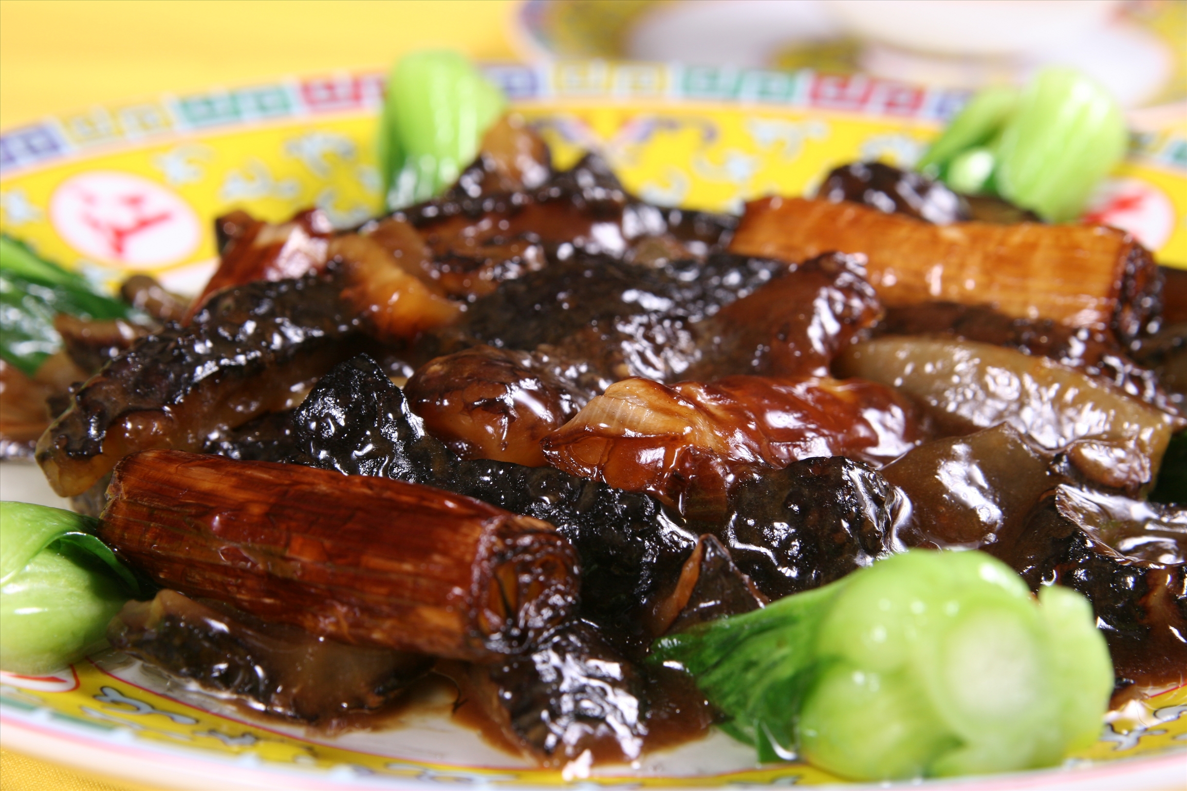 北有葱烧海参南有酱烧海参这道菜香辣而厚实海参肥而不腻