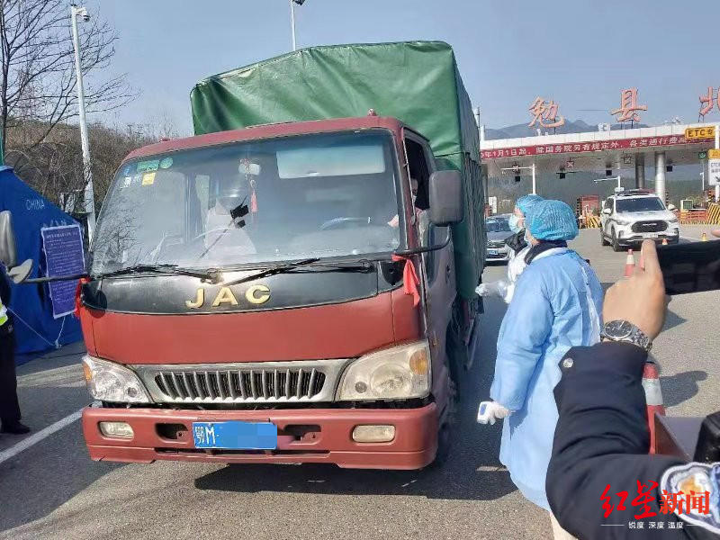 「红星新闻」睡货车、吃泡面、一路写诗 还原湖北货车司机的7天高速漂流