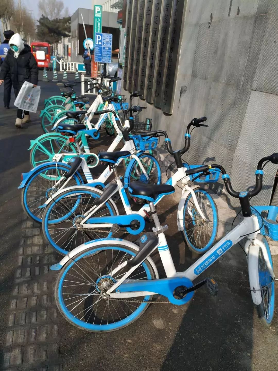 圖源:沈城小斌 街邊共享單車扎堆停放著